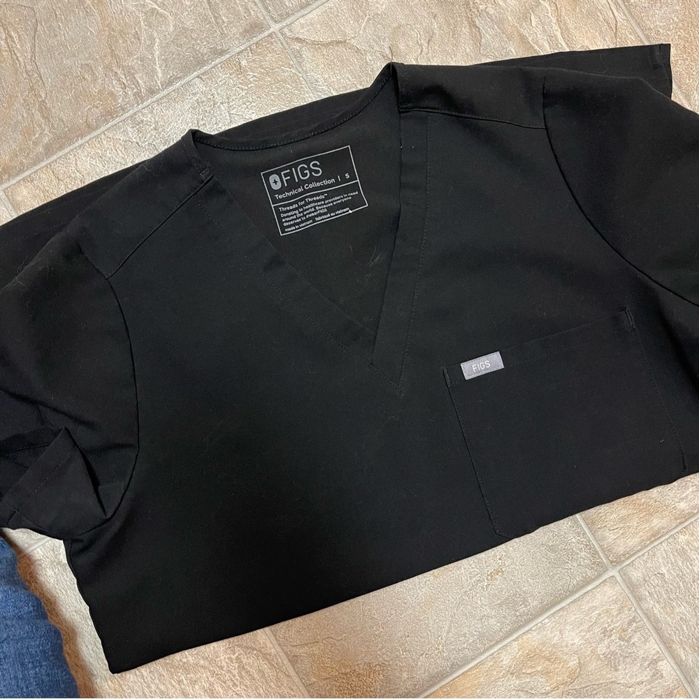 FIGS | Black scrub top